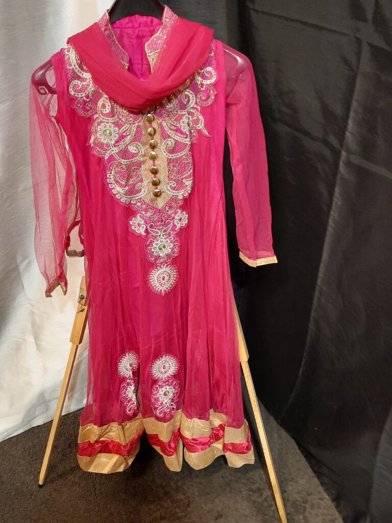 Krijger Communistisch Logisch Bollywood jurk – Rood Goud – India – Kringloopcentrum Overdie